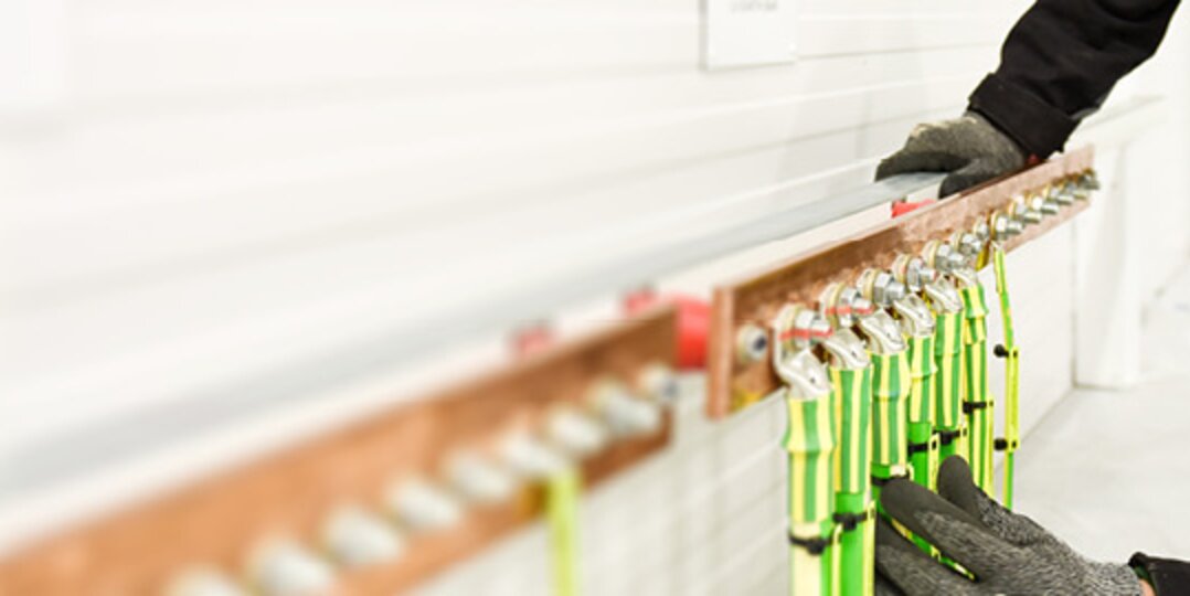 Electrical technician mounts cables 