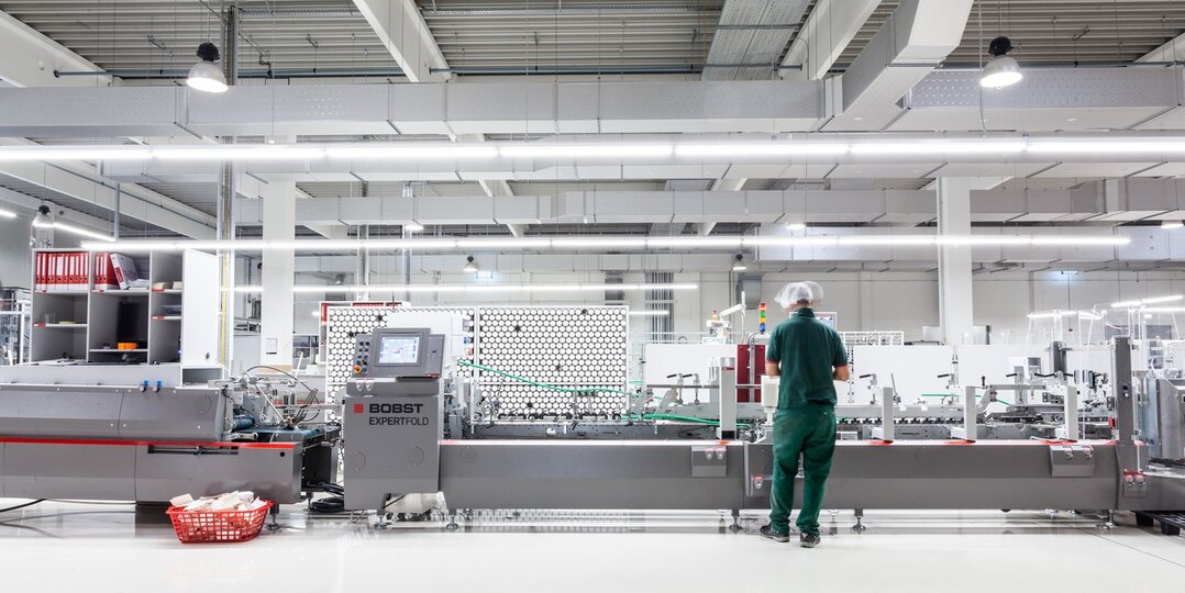 Production hall with employees