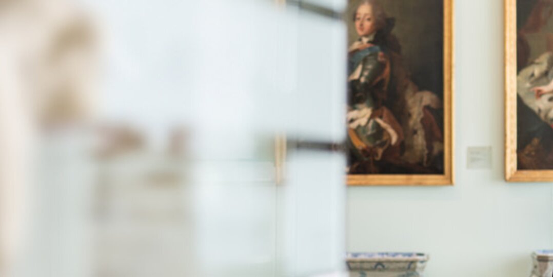Dussmann security employee as a supervisor in a museum 