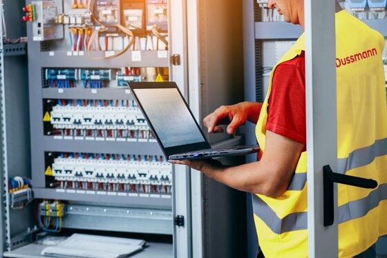 Automation Technology from Dussmann Industrial Automation GmbH Technically equipped Dussmann employee in the field of automation technology