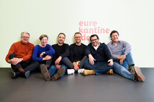 Team picture with Dussmann employees and founder of eurekantine.de