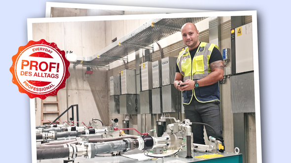 Sympathisches Portrait bei der Arbeit von Andy Süss, Service- und Projektleiter bei HEBO Aufzugstechnik.