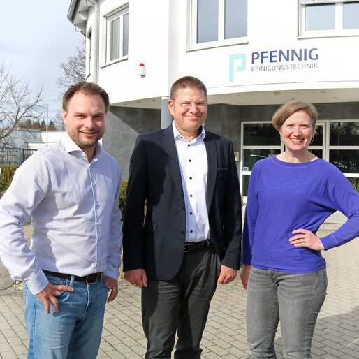 Group photo with Dussmann employees Fabian Maluck and Gudrun Schaulinski and Managing Director Dietmar Pfennig