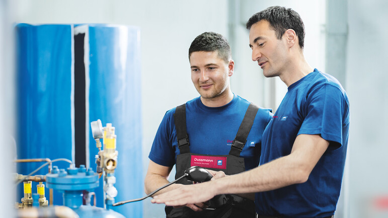 Engineer explains measurement technologies to trainee